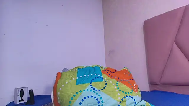 arl chloee online show from October 31, 3:30 am