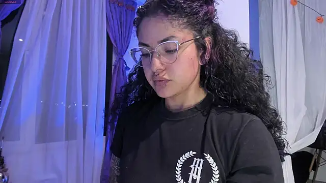 witchviolet online show from November 6, 1:33 am