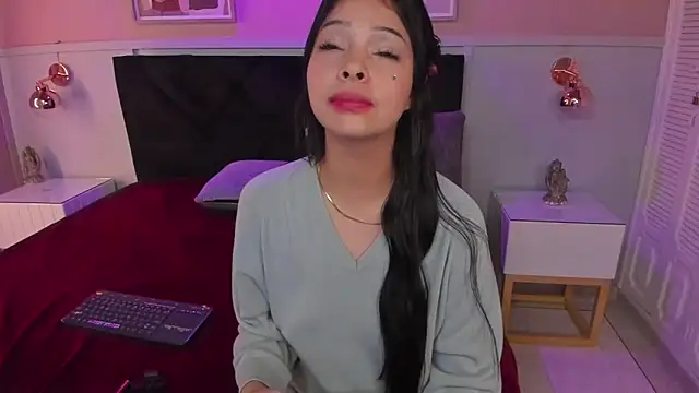 chloe watson  online show from November 8, 8:25 pm