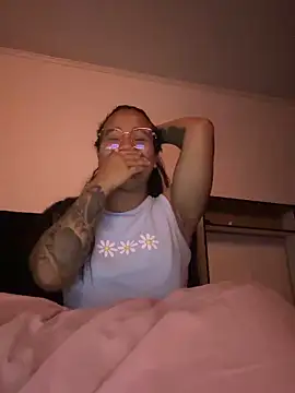 leila 22 online show from November 15, 9:10 am