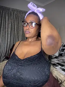 Bustygoddess32 online show from April 19, 9:39 pm