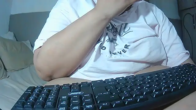 Snapshot of BustyThickyAss chatting on October 7, 4:44 pm BustyThickyAss online show from October 7, 4:44 pm