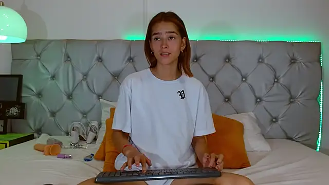 MelodyMansson online show from December 15, 7:08 pm