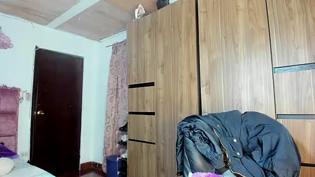 ladyrd1 online show from April 15, 1:00 pm