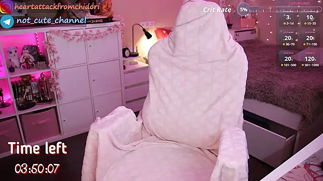 Snapshot of yourcutewaifu chatting on October 17, 6:27 am yourcutewaifu online show from October 17, 6:27 am