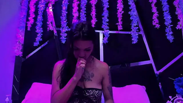 Snapshot of MaddyHudson chatting on October 9, 8:24 pm MaddyHudson online show from October 9, 8:24 pm