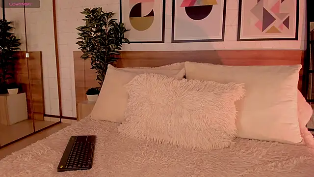 LunaRuso online show from April 13, 8:09 pm