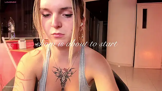 misschloe   online show from February 11, 1:09 am