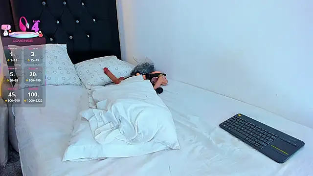 Snapshot of coraline_v chatting on October 7, 2:27 am coraline v online show from October 7, 2:27 am