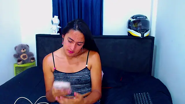 misss estrella online show from April 15, 9:15 pm