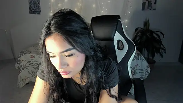 Riana Kean online show from November 5, 9:31 pm