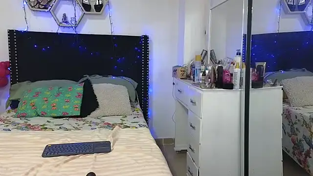 charlotte 077 online show from April 19, 4:34 am