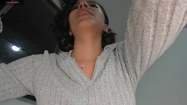 laura-hills18 online show from October 1, 12:15 am