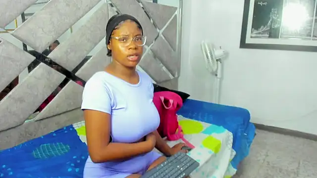 EvaxEmma online show from January 13, 12:31 pm