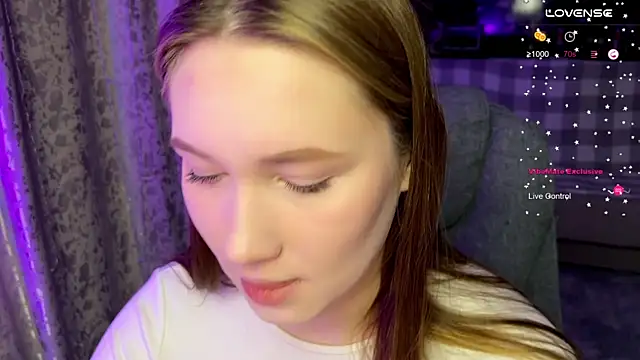 ChloeMillerMeow online show from December 4, 9:37 pm