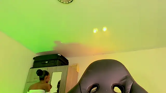 naomy  xx online show from March 20, 3:33 am