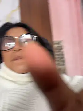 LinnaGardenia online show from April 18, 7:07 pm