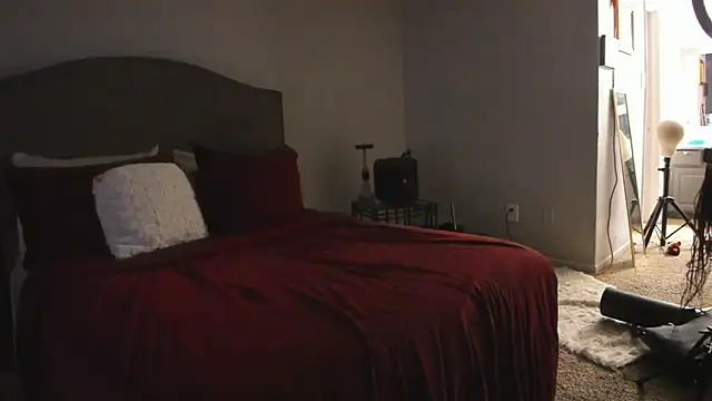 yiauana online show from December 5, 11:11 am