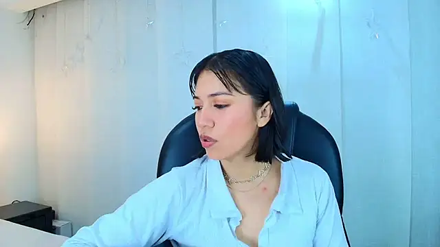 lina bedoya  online show from December 3, 11:45 am