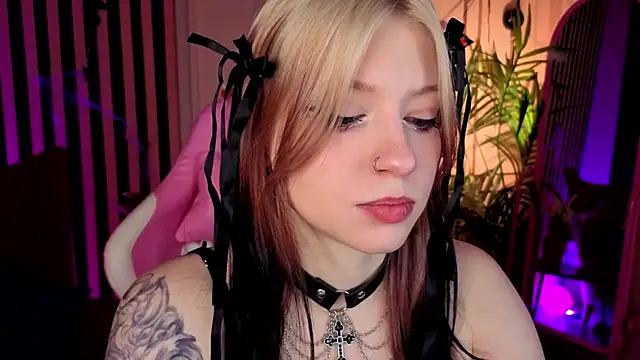 Snapshot of arielabradberry chatting on October 23, 3:51 pm arielabradberry online show from October 23, 3:51 pm