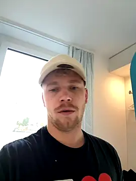 Snapshot of NickyGold_Official chatting on October 25, 12:24 pm NickyGold Official online show from October 25, 12:24 pm