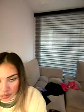 Alirawrz online show from November 8, 8:25 pm