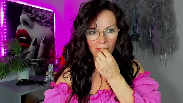 HelenLuxx online show from April 14, 4:18 pm