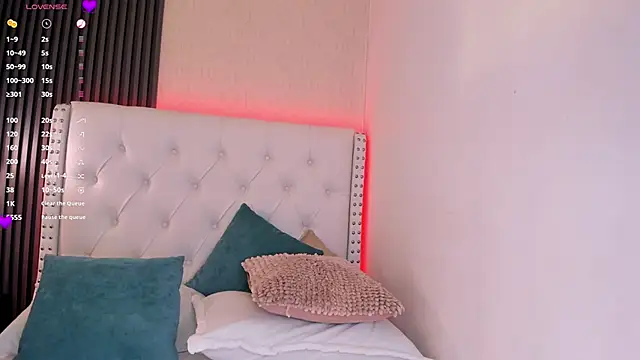 aliscollins  online show from April 11, 7:45 am