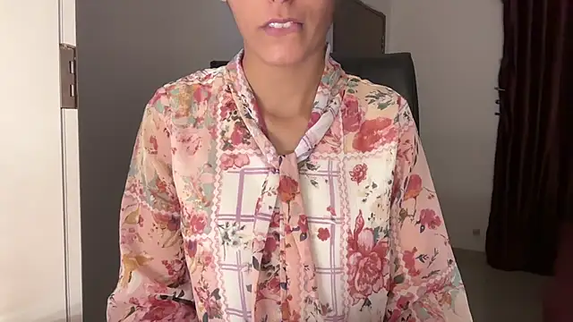 lola-   online show from July 1, 3:11 pm