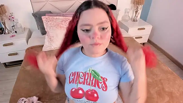 Twwiiggy online show from February 15, 8:08 pm