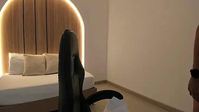 zoe danae  online show from September 24, 12:15 pm