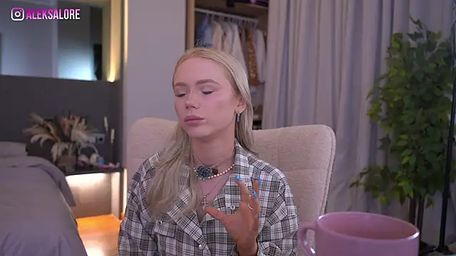 LexieLoree online show from March 31, 2:33 am