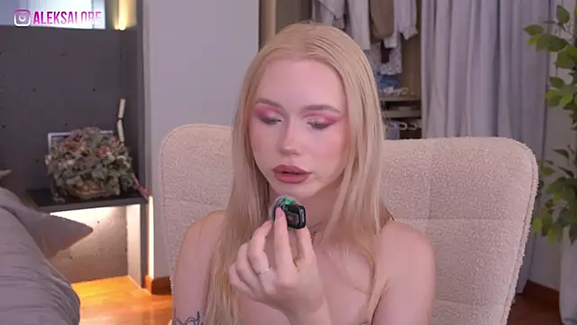 LexieLoree online show from July 17, 3:11 am