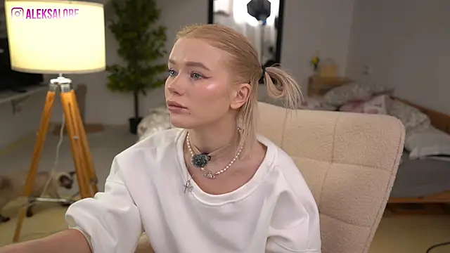 LexieLoree online show from December 5, 4:12 am