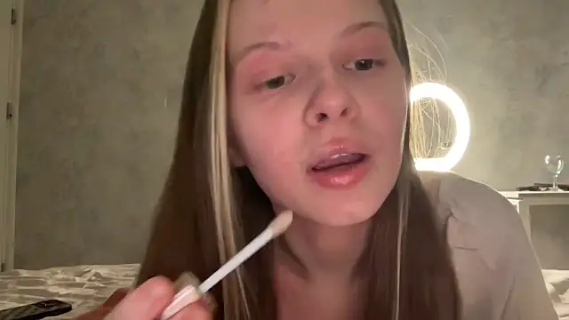 wrenlie online show from June 3, 8:36 pm