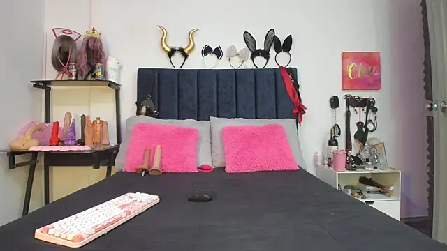 emmily giraldo online show from January 8, 2:10 pm