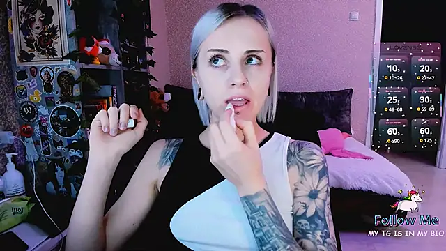 NaniMoore online show from December 5, 8:10 pm