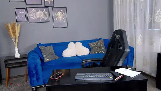 Snapshot of AnneHove chatting on October 21, 5:11 am AnneHove online show from October 21, 5:11 am