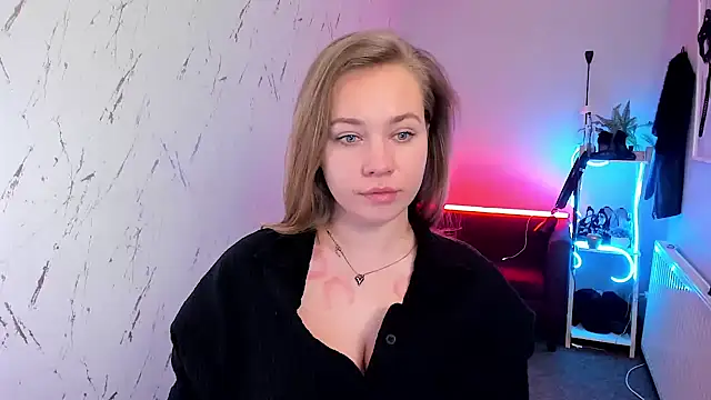 holly xglam online show from March 5, 9:10 pm