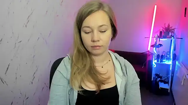 holly xglam online show from December 4, 8:09 pm