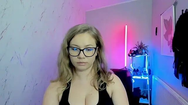 holly xglam online show from November 7, 8:47 pm