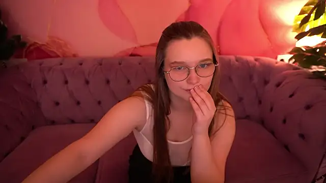 MagicPeachh  online show from December 19, 3:59 pm