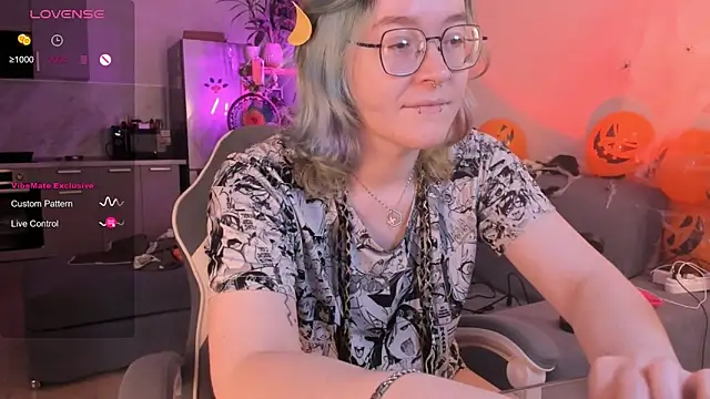 alisahug online show from October 28, 8:20 am