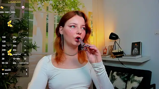 Snapshot of pretty_little_thing chatting on October 23, 5:41 pm pretty little thing online show from October 23, 5:41 pm