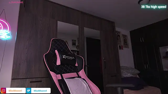 Steph moon  online show from March 31, 6:52 pm