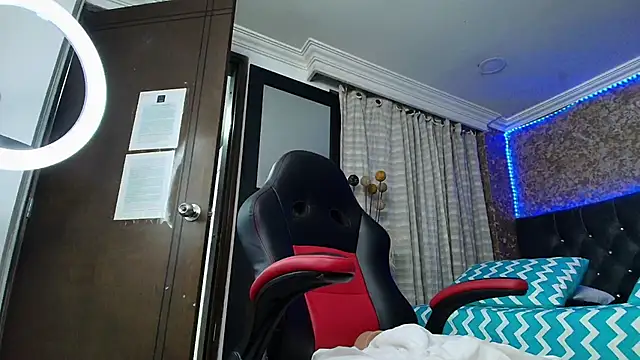 emma xuee online show from December 4, 7:14 pm