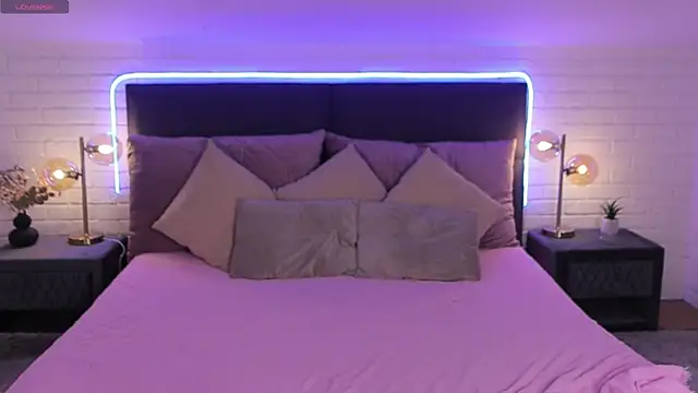 Dina Foxxx online show from November 6, 8:20 am