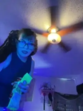 nikkiigees713 online show from May 1, 2:59 am