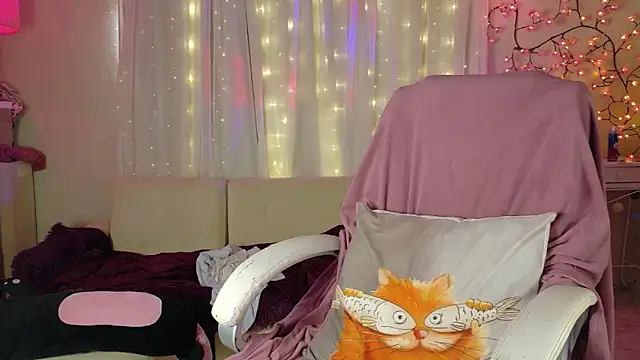 AllisonCatUwU online show from April 18, 3:47 pm