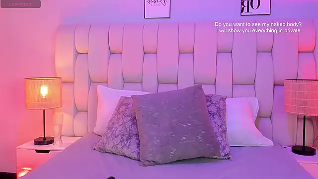 SkinnyFoxy online show from April 3, 8:18 pm